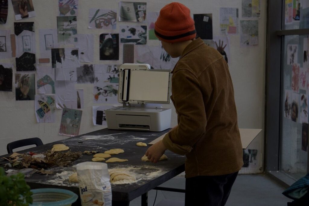 Abb. 9: Workshop „Salzteig-Fossilien” Open Studios 2024. © Gesa Krause, 2024.