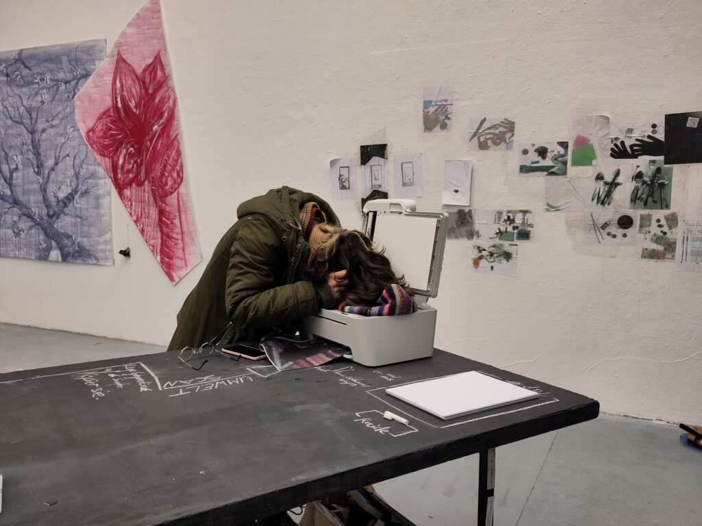 Abb. 11: Open Studios 2024. Im Hintergrund: „Atlas“ von Joel Heidelberg. © Pleasure AG, 2024.