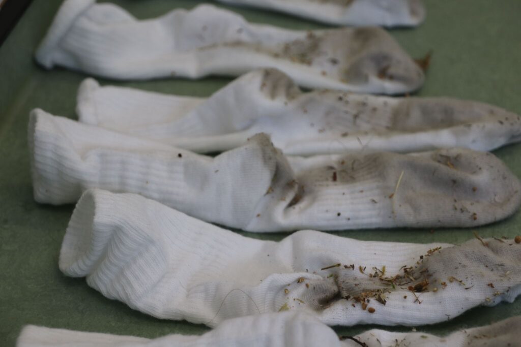 Spuren auf weißen Socken