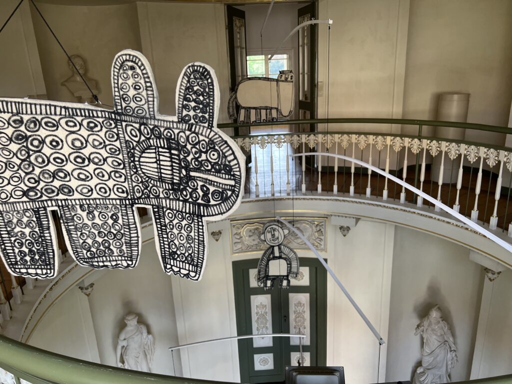 Dreifachkontur. Einblick in ein performatives Vermittlungsexperiment im Rahmen von Bärbel Langes Ausstellung „Doppellinien“